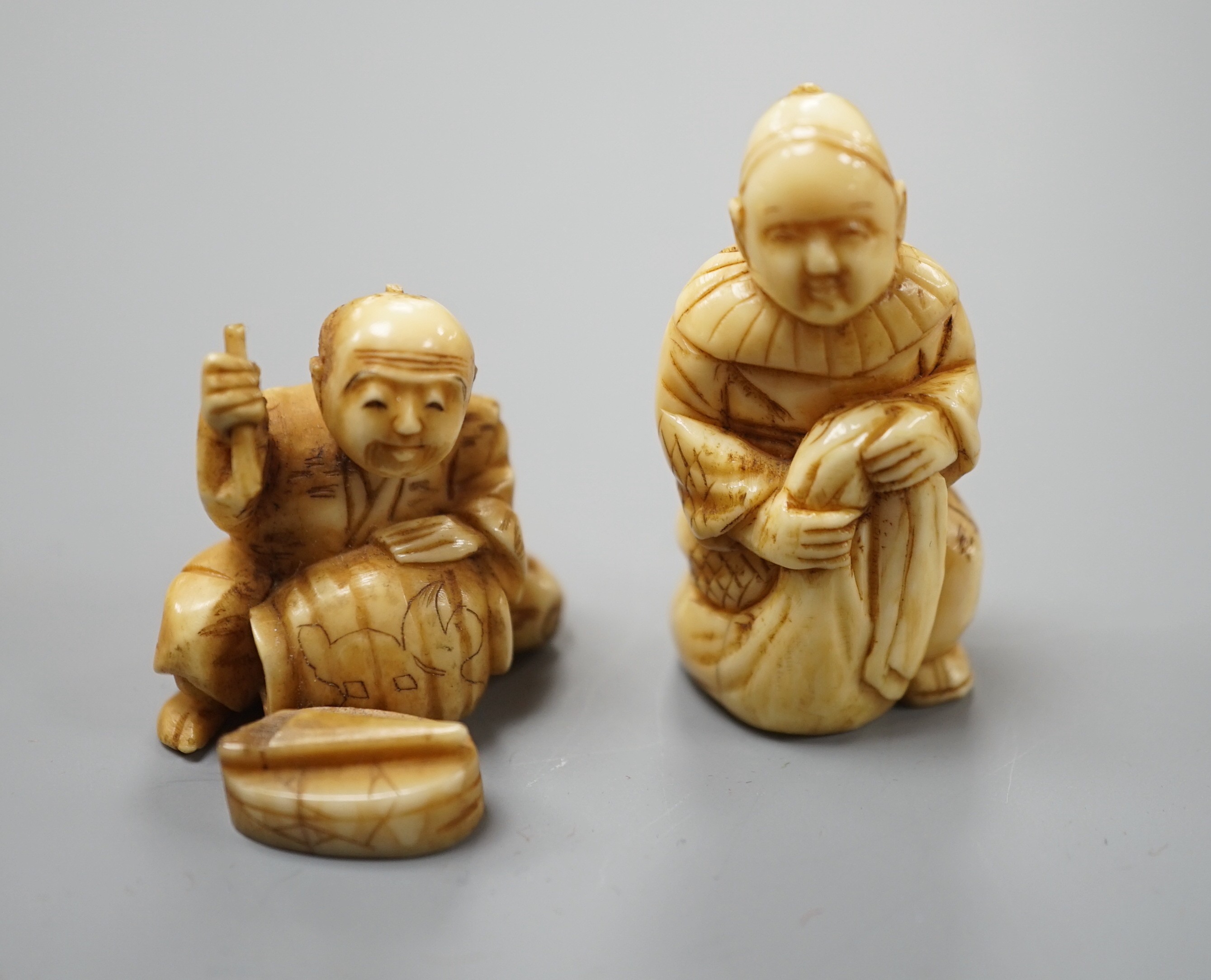 Two Japanese ivory netsuke of craftsman or street vendors, early 20th century, tallest 4.3cm